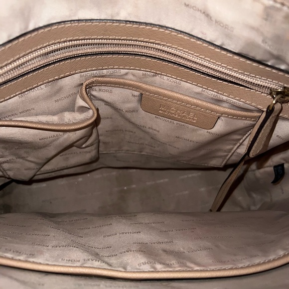 Michael Kors Saffiano leather Charlotte tote bag - nude - Picture 3 of 3